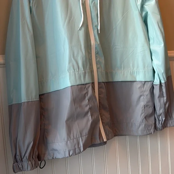 LN RAINCOAT SUOER LIGHTWEIGHT HOOD POCKETS BUNGEES TO ADJUST, SIZE MEDIUM - Picture 4 of 17